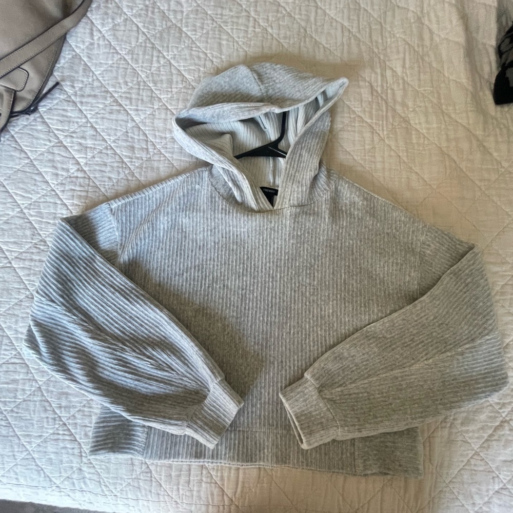 Gray cropped ribbed hoodie.